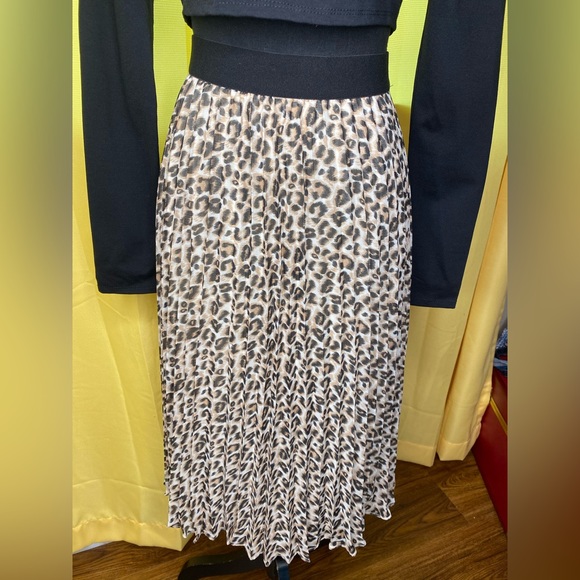 Kate Kasin Leopard Print Pleated Skirt Size Medium - Picture 2 of 5